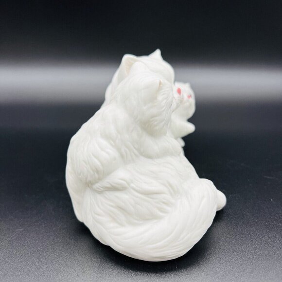 Vintage Cat Figurine Homco White Mamma and Kittens Laying Pose #1412 EUC - Picture 4 of 13
